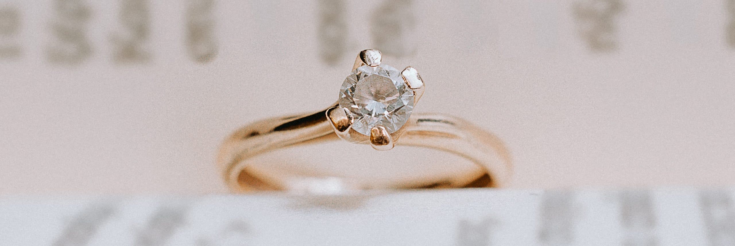 Φωτογραφία δαχτυλιδιού πρότασης γάμου, μονόπετρο χρυσό με διαμάντι, η φωτογραφία τραβήχτηκε στην θεσσαλονίκη gkphotography απο τον Γιώργο Καρασαββίδη